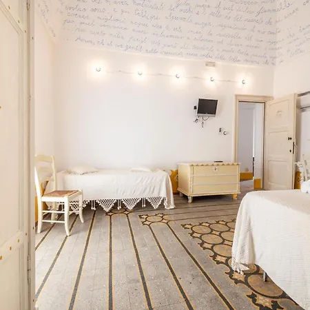 Bed & Breakfast Palazzo Briganti 3*